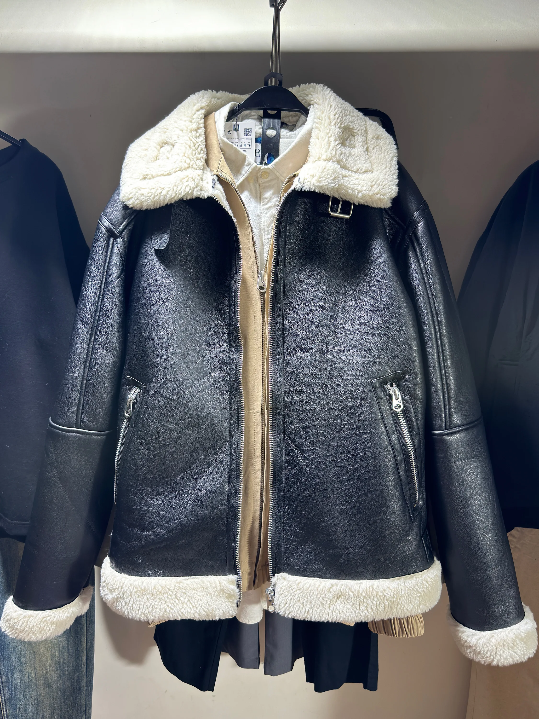 

Winter New Arrival Thiened Lamb Fur Jaet Men's Leather Jaet Youth Casual Sle Zipper Closure Side ket Flap Design