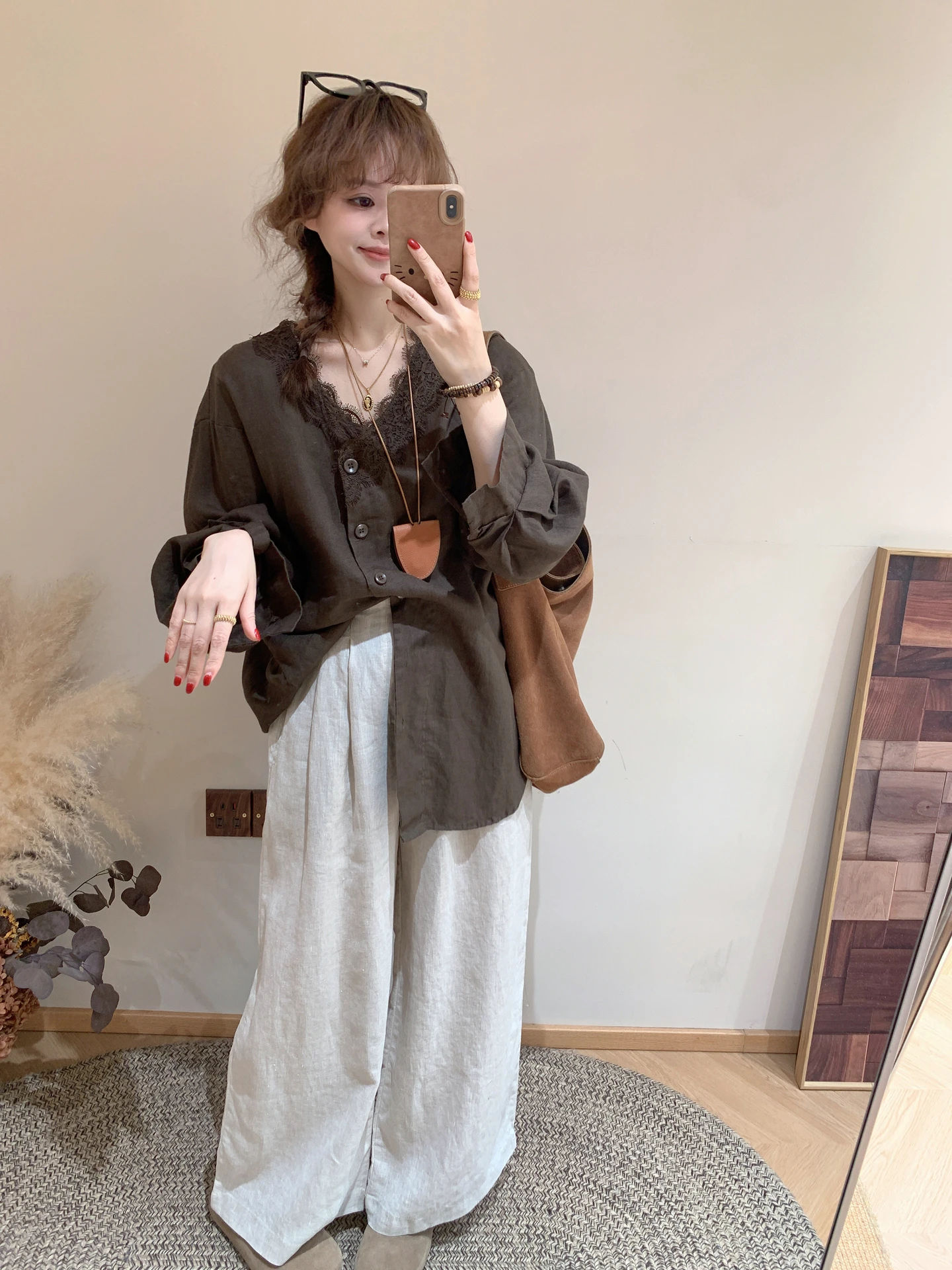 

Весна 2026: Женская блузка с кружевными вставками, V-образным вырезом, длиной миди, повседневная верхняя одежда, дышащая, изо льна, с длинным рукавом, во французском стиле, свободного кроя