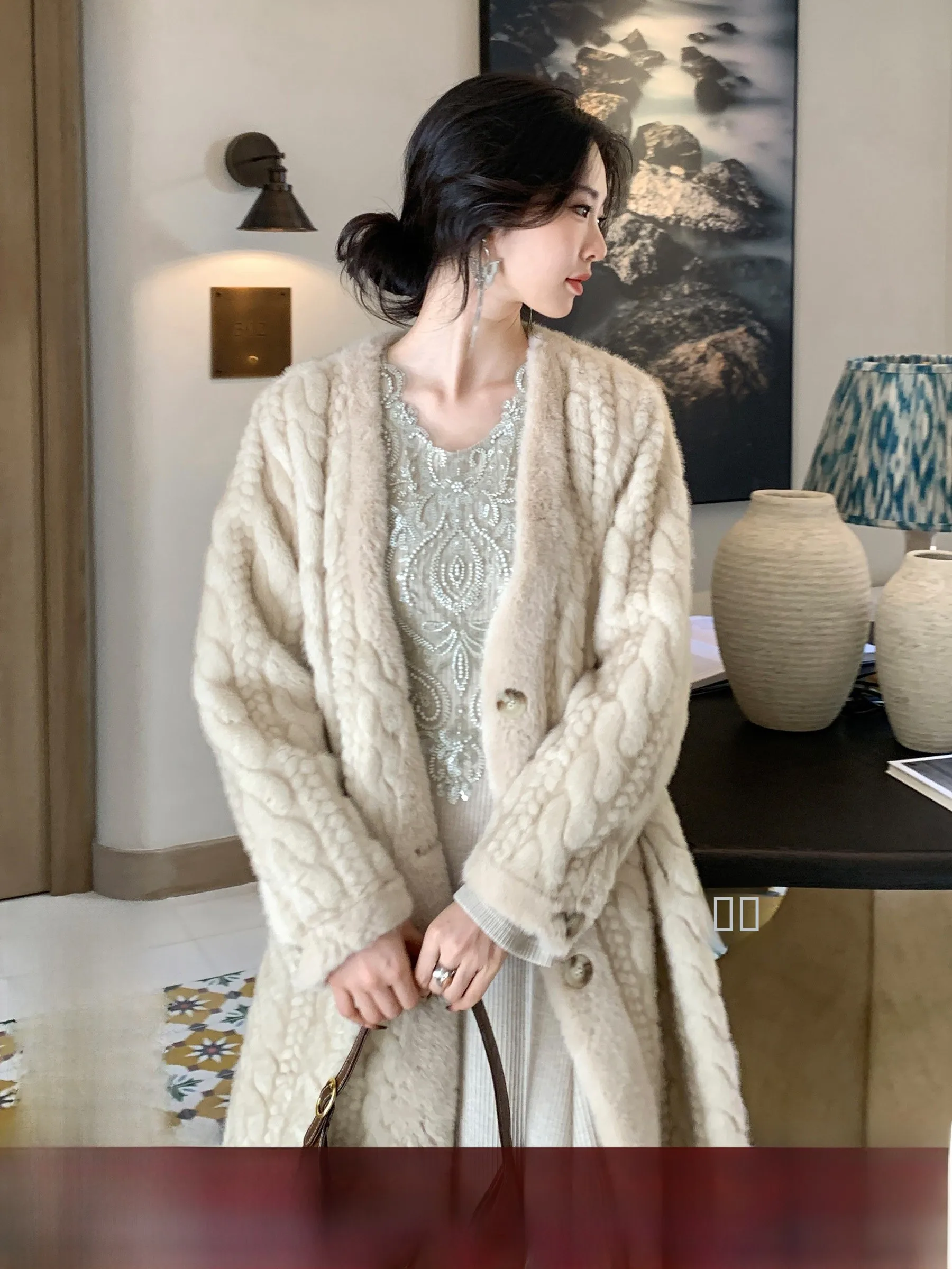 

Thiened Long SYT Coat with Soft Floral Texture Imitation Mink Fur Ele V-ne Button Detail Polyester Fiber