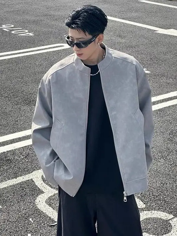 

Мужская демисезонная куртка-косуха из искусственной кожи с подплечниками, в американском стиле, водонепроницаемая, с воротником-стойкой, приталенного кроя, с длинными рукавами.