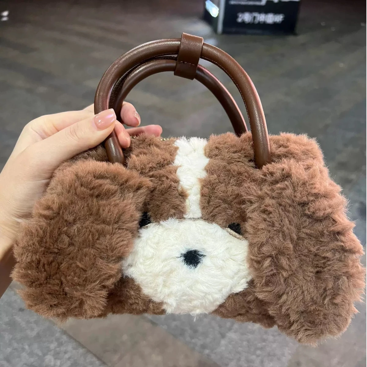 

Новинка зимы 2025 года, милая плюшевая сумка в форме собаки для женщин-мультяшный животный дизайн, меховая сумка с верхней ручкой