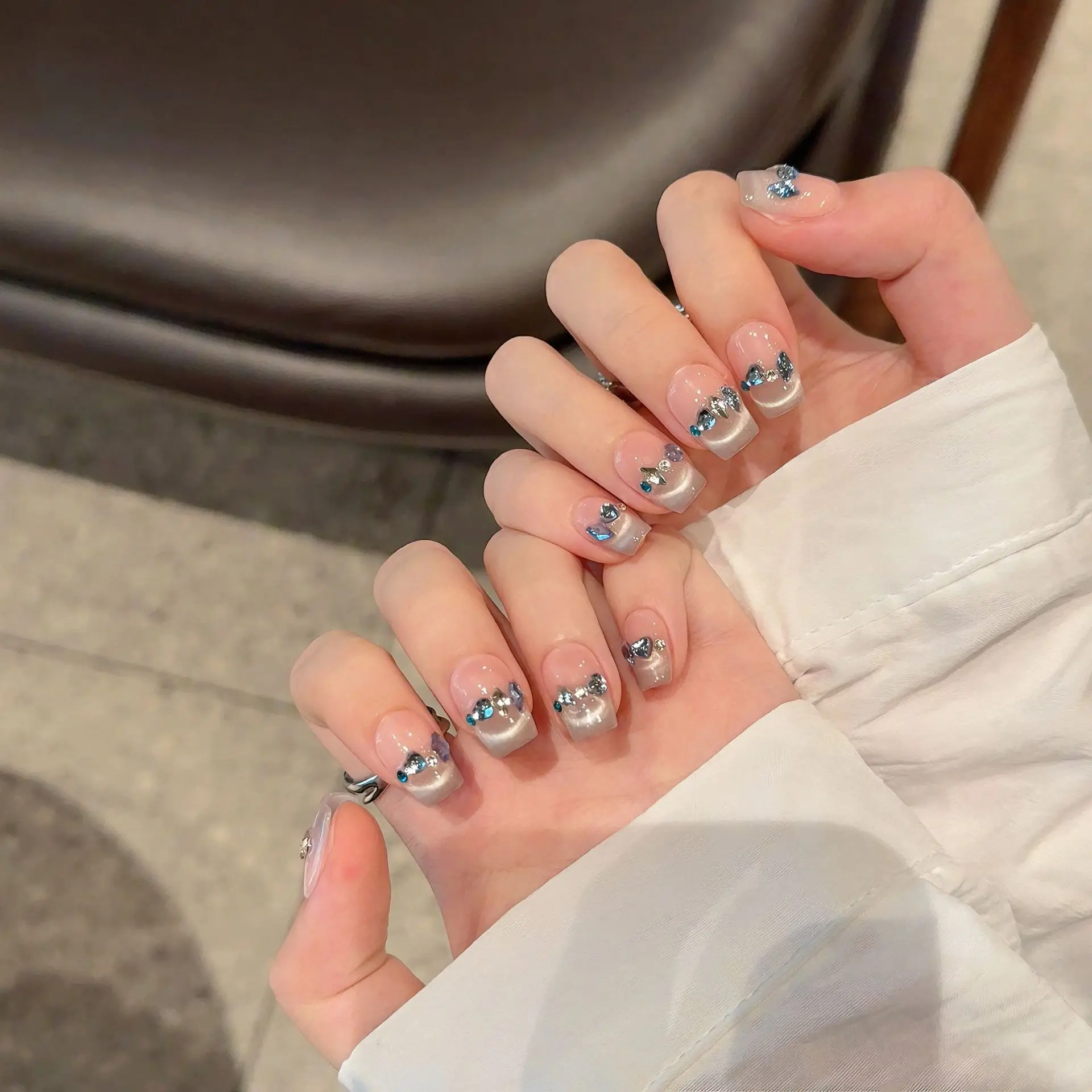 ラインストーン付きの手作りの偽の爪,猫の目,プレス,光沢のあるラインストーンの装飾,短い棺,女性と女の子