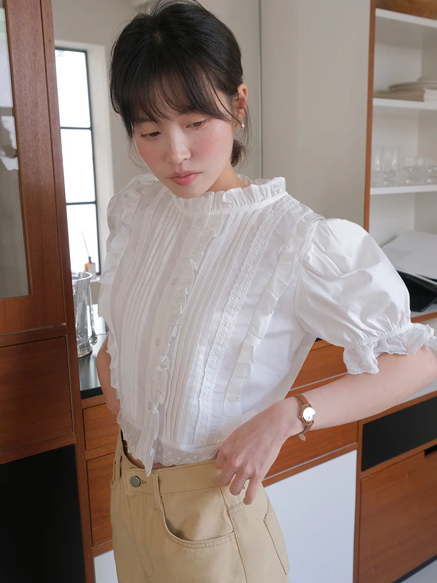 

Элегантная женская блузка с кружевными рукавами-фонариками, белым деревянным воротником, плиссировкой и укороченным кроем в корейском стиле
