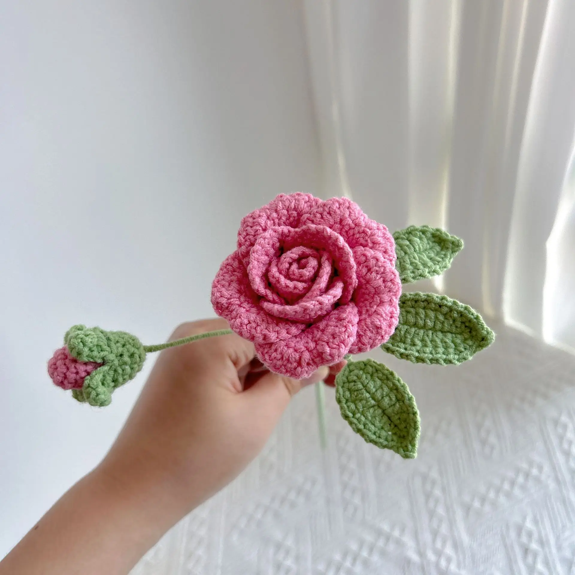Neuer Rosen-Häkelstrauß, romantisch, gestrickt, Rosenblüten, handgewebte Blumensträuße, Hochzeit, Heimdekoration – Detail 6