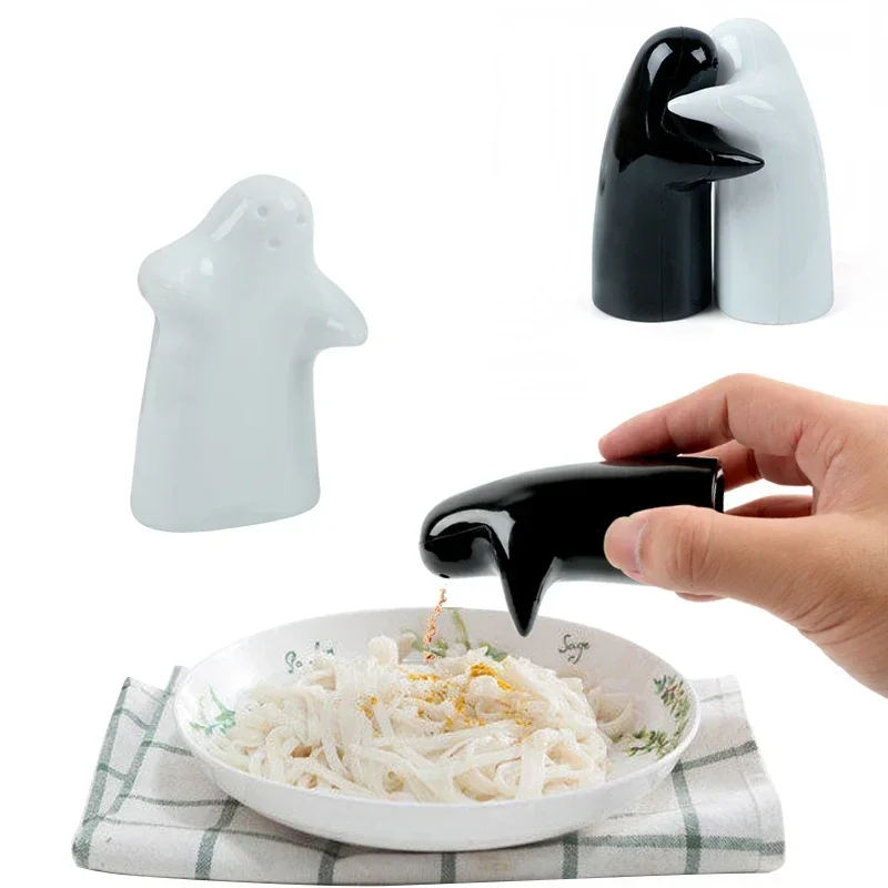 

Ceramic Black And White Hug Cruet Two-Piece Set Pepper Bottle Salt Shaker Kitchen Storage Powder Seasoning Bottle Spice Holder