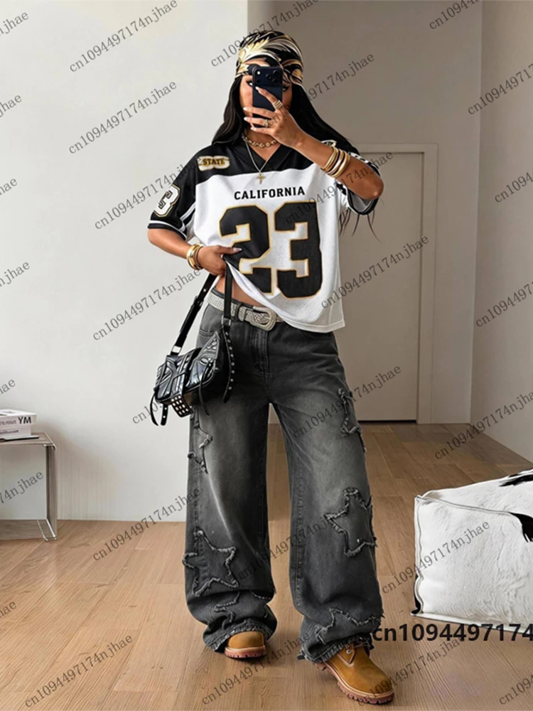 Sommerliches neues T-Shirt mit California No.23-Print für Damen, V-Ausschnitt, Patchwork, kurze Ärmel, Sport-Fußballtrikot, Y2K, lockeres Oversize-Oberteil – Detail 7