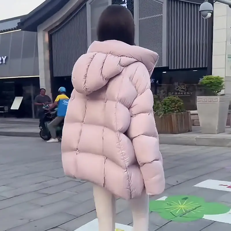 เสื้อแจ็คเก็ตผู้หญิงแบบพองตัวสีขาว ผ้าโพลีเอสเตอร์ ทรงหลวม หมวกฟูสูง เหมาะสำหรับเดินทาง  ฮู้ดไม่สามารถถอดออกได้