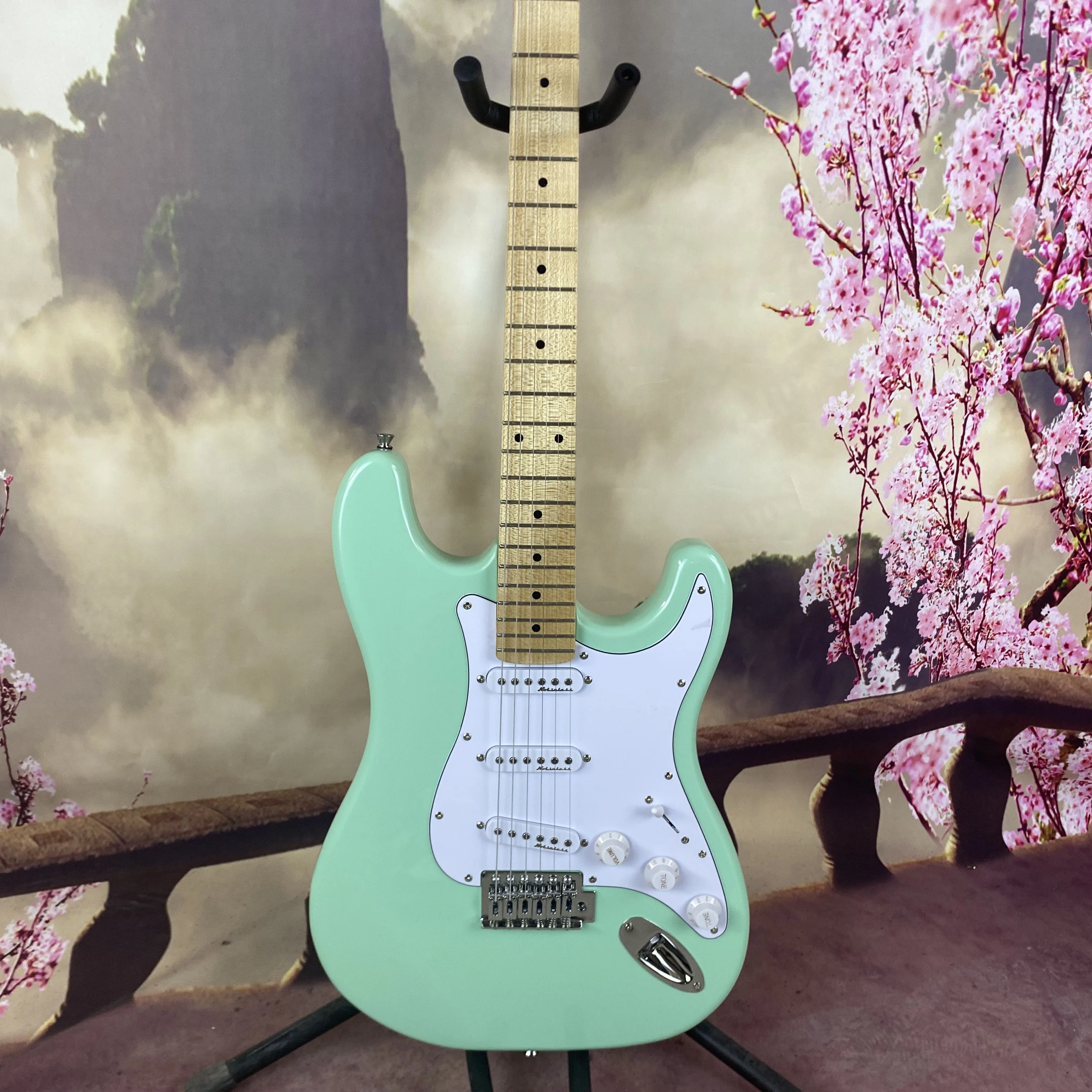 Guitarra eléctrica de 6 cuerdas, herrajes cromados, 22 trastes, cuerpo de nogal, diapasón de arce, pastillas 3S
