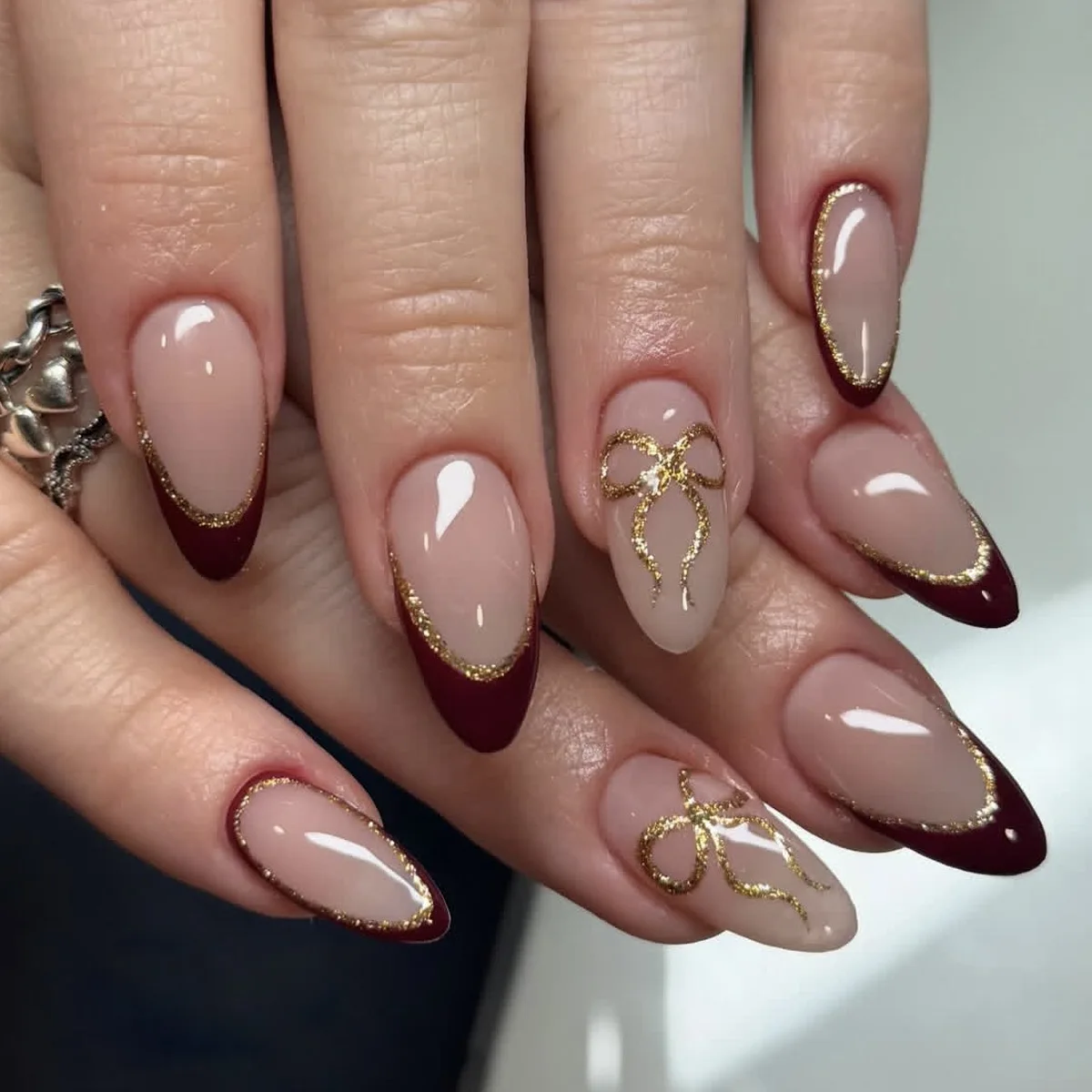 Mittellange künstliche Nägel für Frauen und Mädchen, vollständig bedeckende französische Mandel-Nagelspitzen in Rot mit goldenem Schleifendesign und Kirschmotiv, zum Aufdrücken.