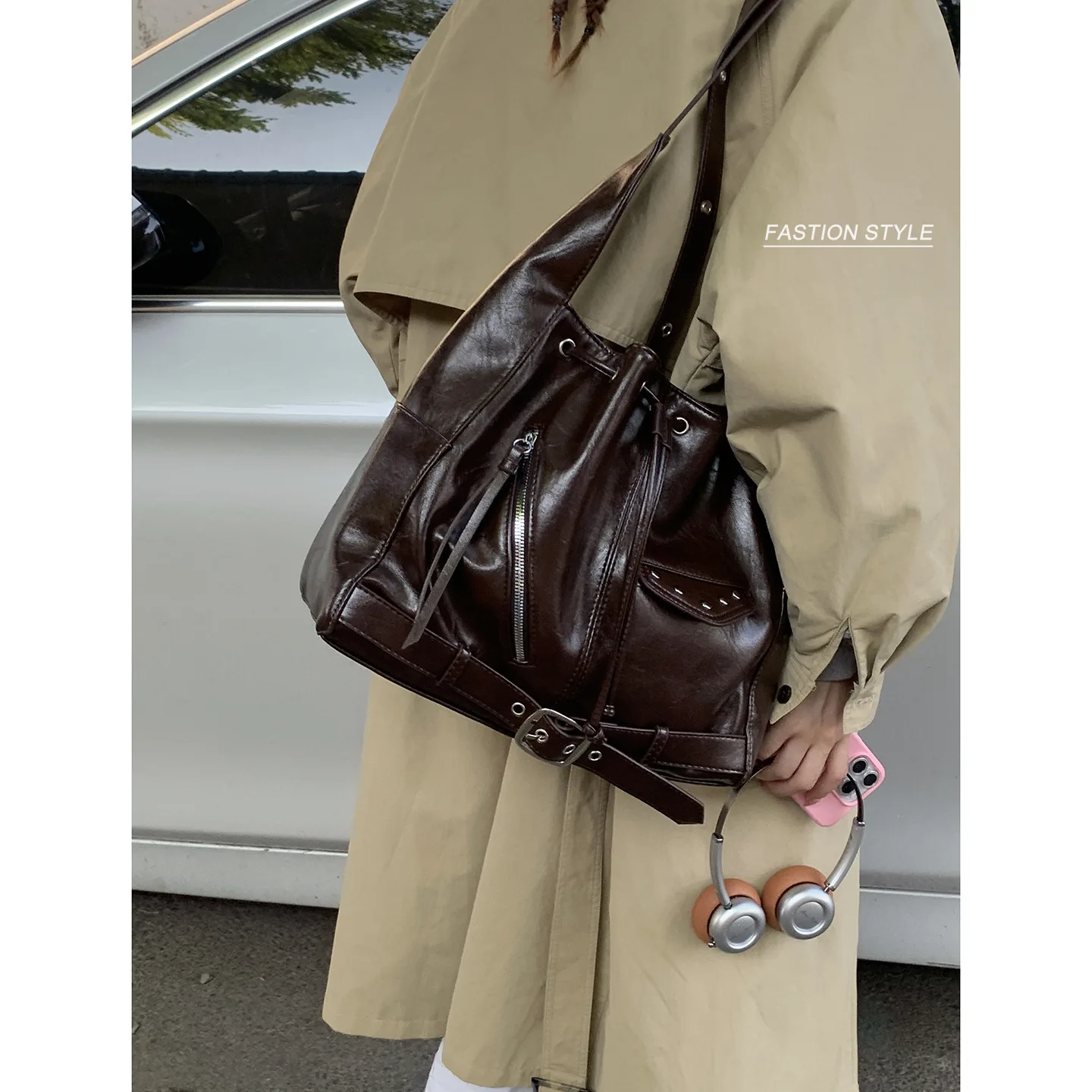 

2025 Autumn and Winter New Simple Tote Bag Large Capacity Shoulder Messenger Bag Retro Large Capacity Bucket Bag Women