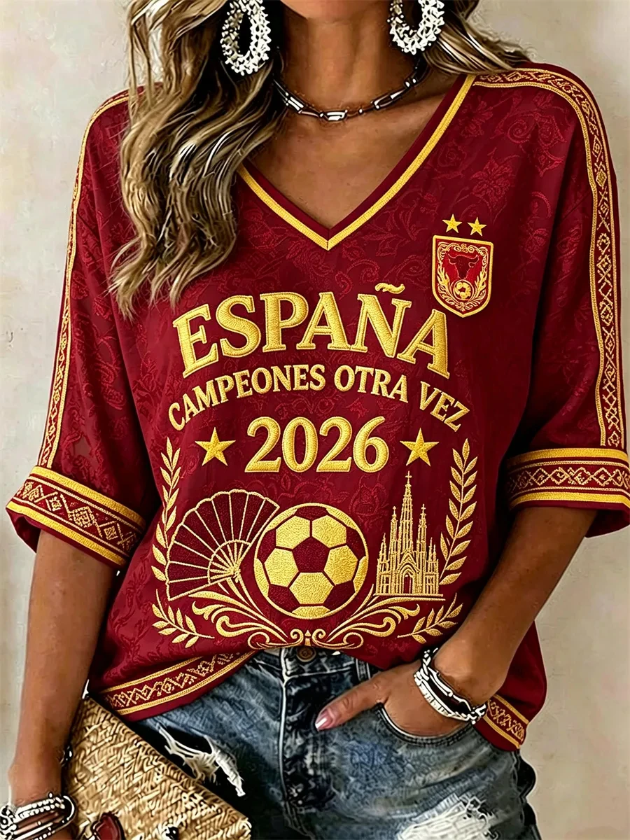 Camiseta de fútbol «Spain Champions 2026» – Burdeos y dorado, cuello en V, manga corta – Camiseta para aficionados, ropa deportiva con estampado, estilo casual para verano.