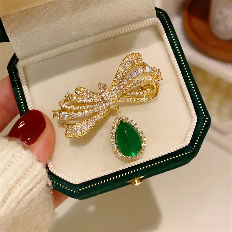 CC Luxury Brooch Imitation Emerald Pendant Bow-knot Shape Romantic Brooches Shining Sweater Pins Temperament Pin Gifts B236