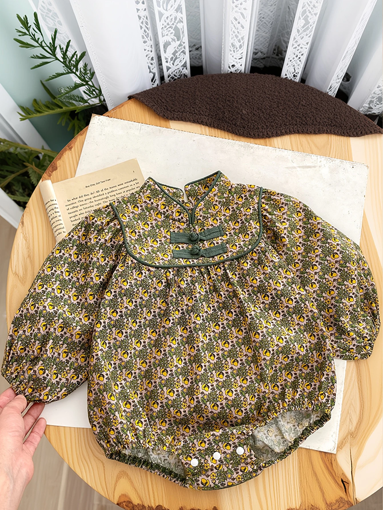 

Spring and autumn clothing for infants and young girls, baby green cheongsam, floral long sleeved jumpsuit, climbing suit, butto