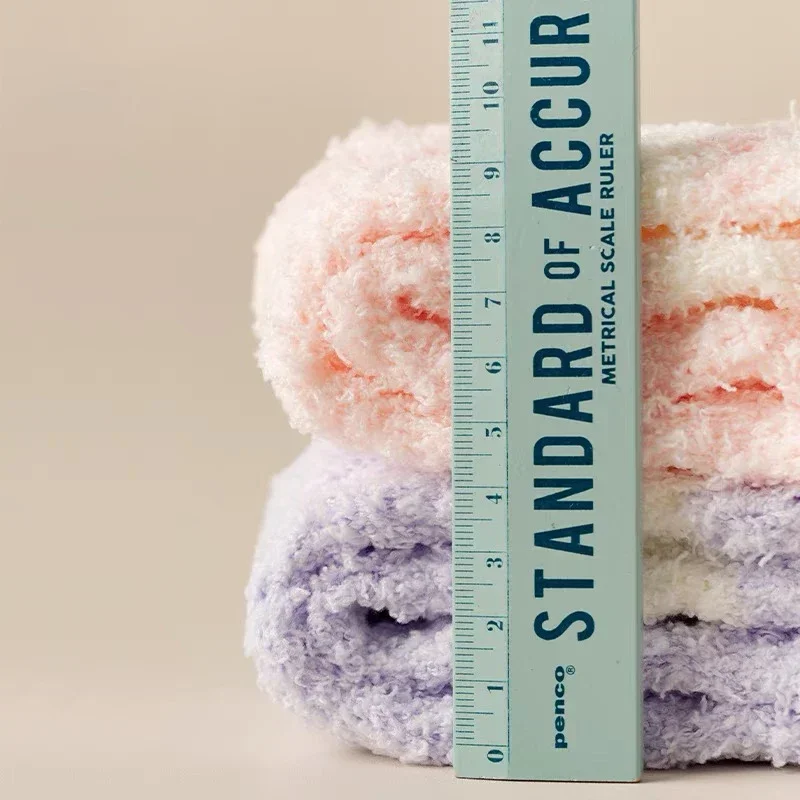 4 أزواج النساء شبشب رجالي الجوارب الطابق الأزواج المرجان المخملية أفخم شتاء دافئ سميكة الحرارية عيد الميلاد منتصف أنبوب النوم الجوارب