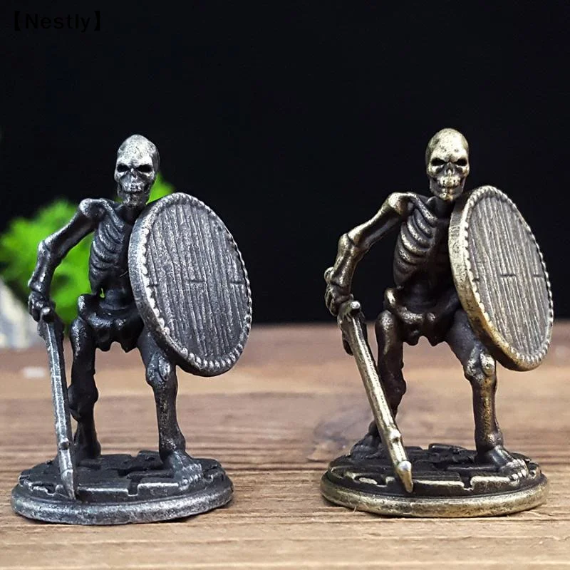 1pc, A Skull Holding A Sword And Shield Ornament, Home Decoration, Desktop Ornament, Halloween Toy/Handicraft〔Nest〕