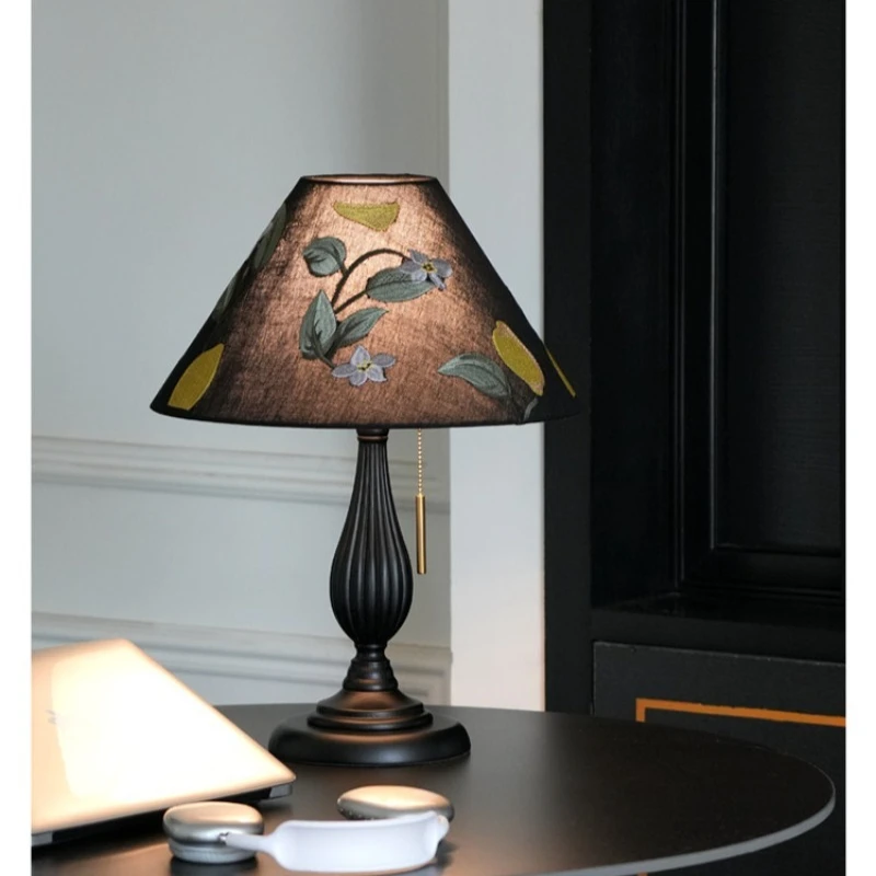 Italy Antique Style Desk Lamp Luxury High-end Feeling Living Room Black Embroidery Bedroom Bedside Study Restaurant Table Lights