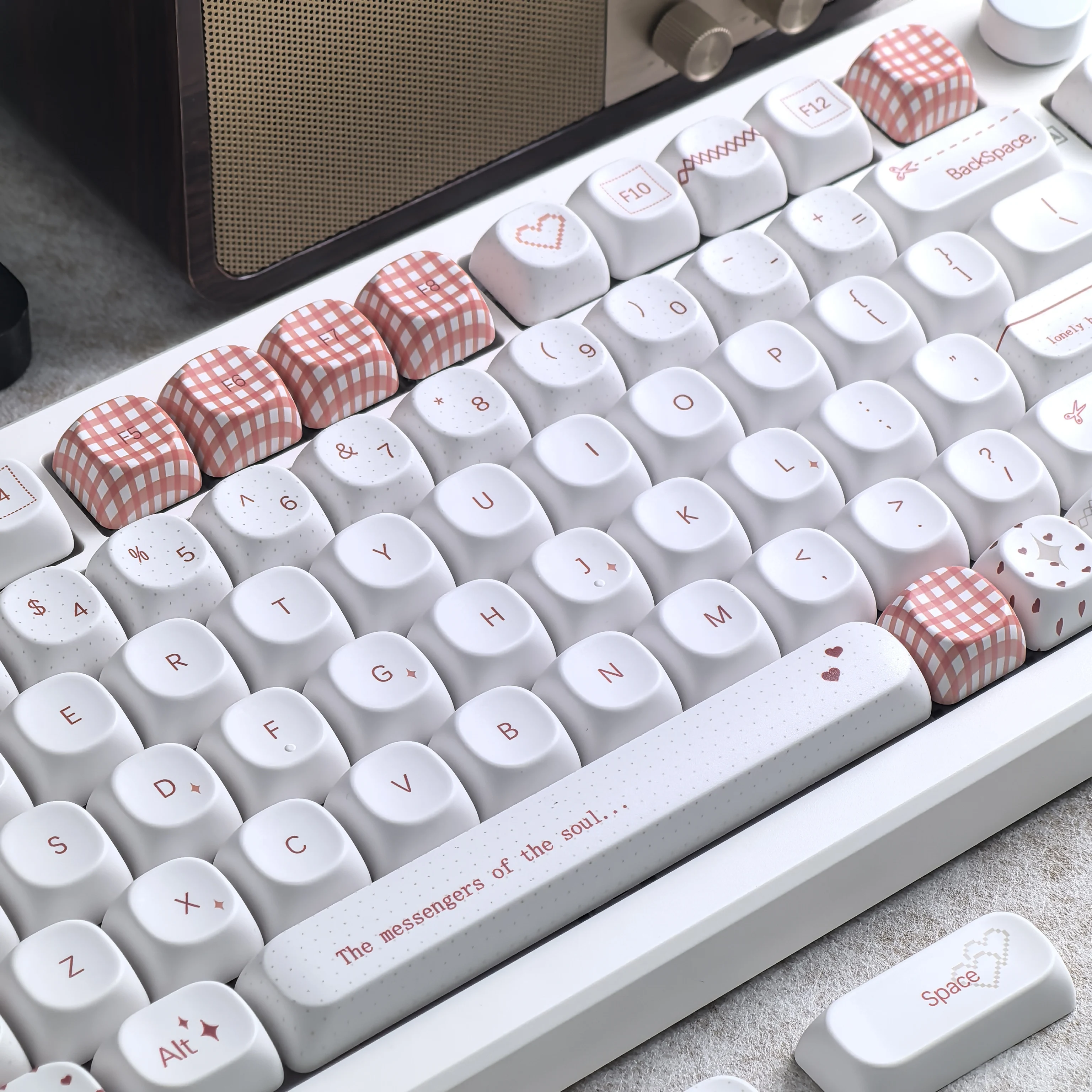 MAIMOOO Moa Keycap White Simple Cute With A Sweet Bubbly Red Bowknot Checkered Aula Keyboard Keycap Ansi Iso Alice Layout.