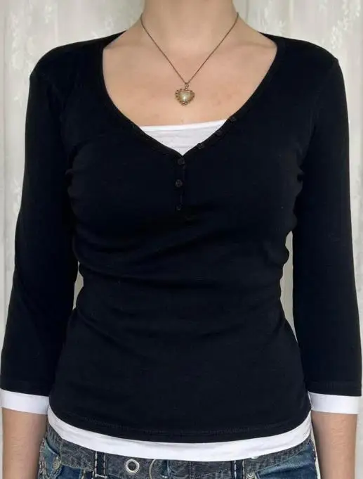 Camiseta feminina slim fit primavera moda y2k estilo clássico simples botão decoração falso design de duas peças camiseta de manga comprida