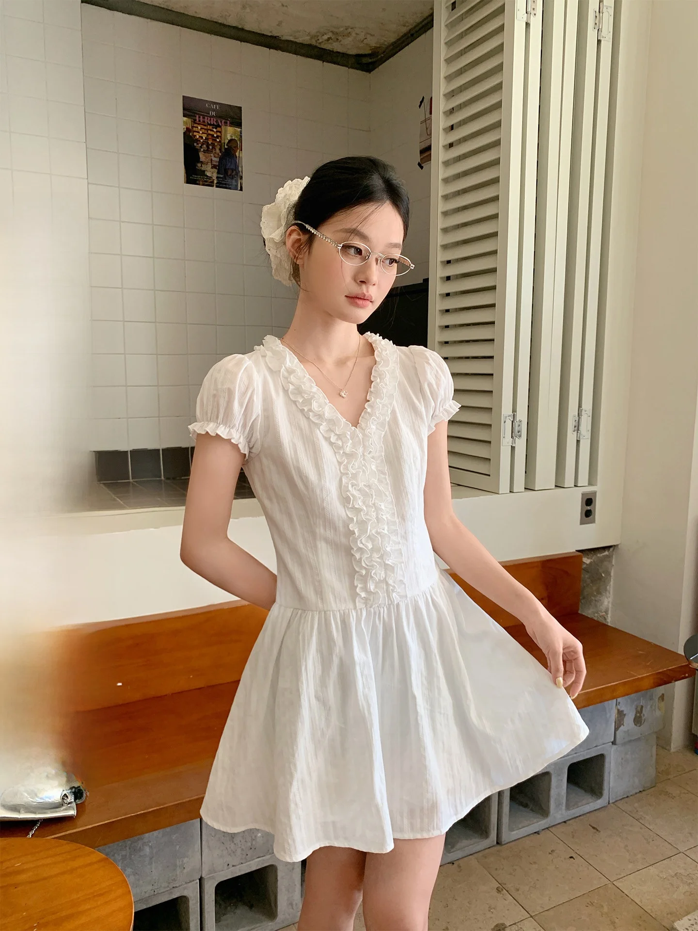 

White Ruffle V-Neck Bubble Sleeve Dress Women's Gentle Summer Design Short Sleeve A-Line Skirt Commute Style Standard Fit