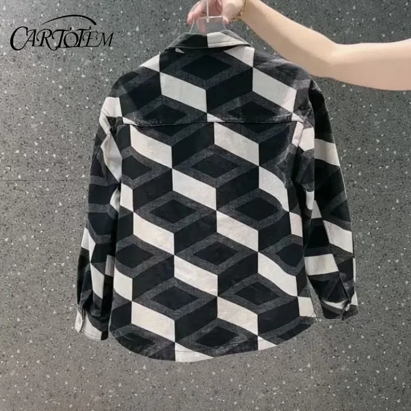 

Модная клетчатая куртка-рубашка для мужчин. Модная и универсальная повседневная куртка с длинными рукавами и лацканами.