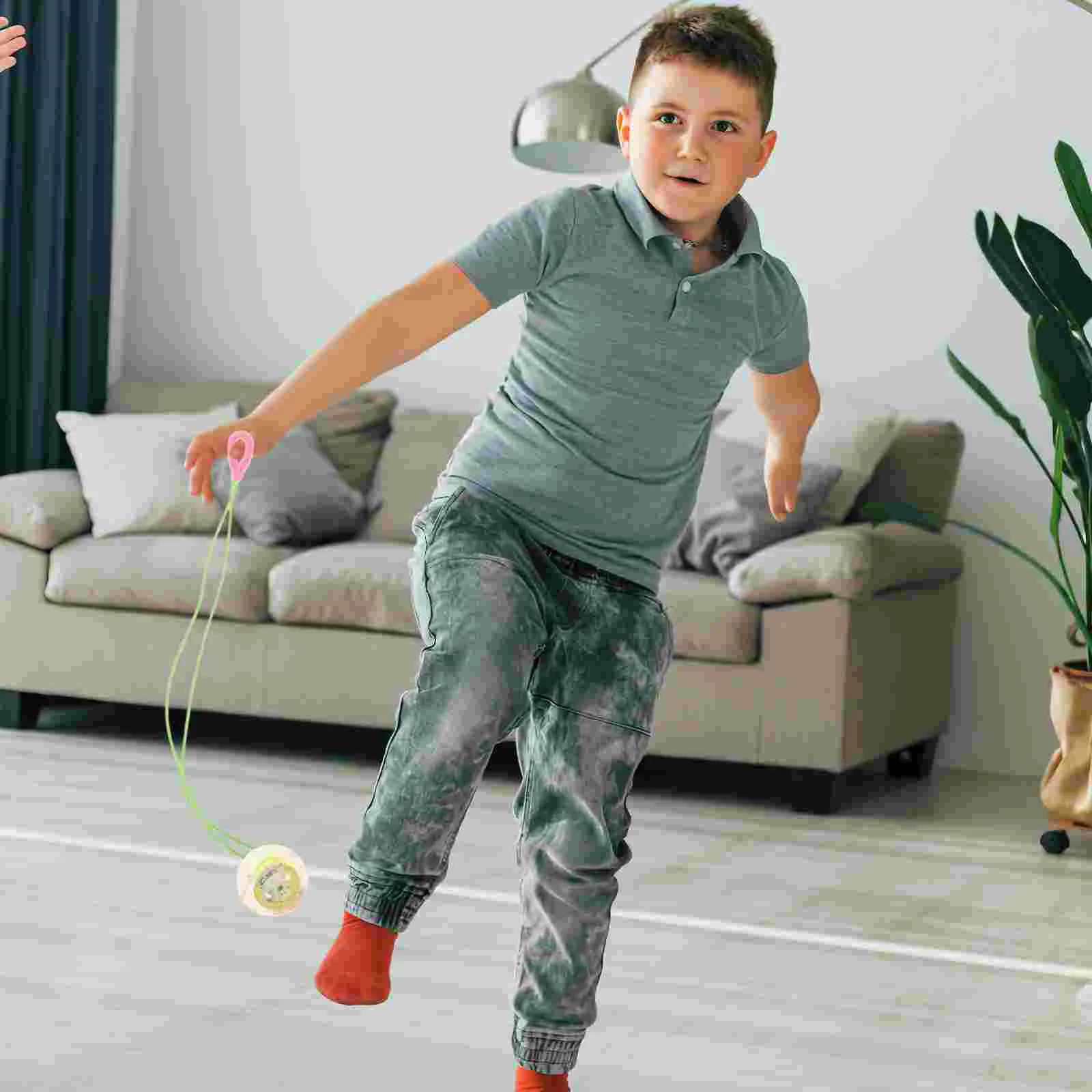 4 Stück Flash Jumping Bälle Bounce Bälle Kinder Outdoor-Spielzeug Geburtstags geschenke für Kinder zufälliges Muster 55cm