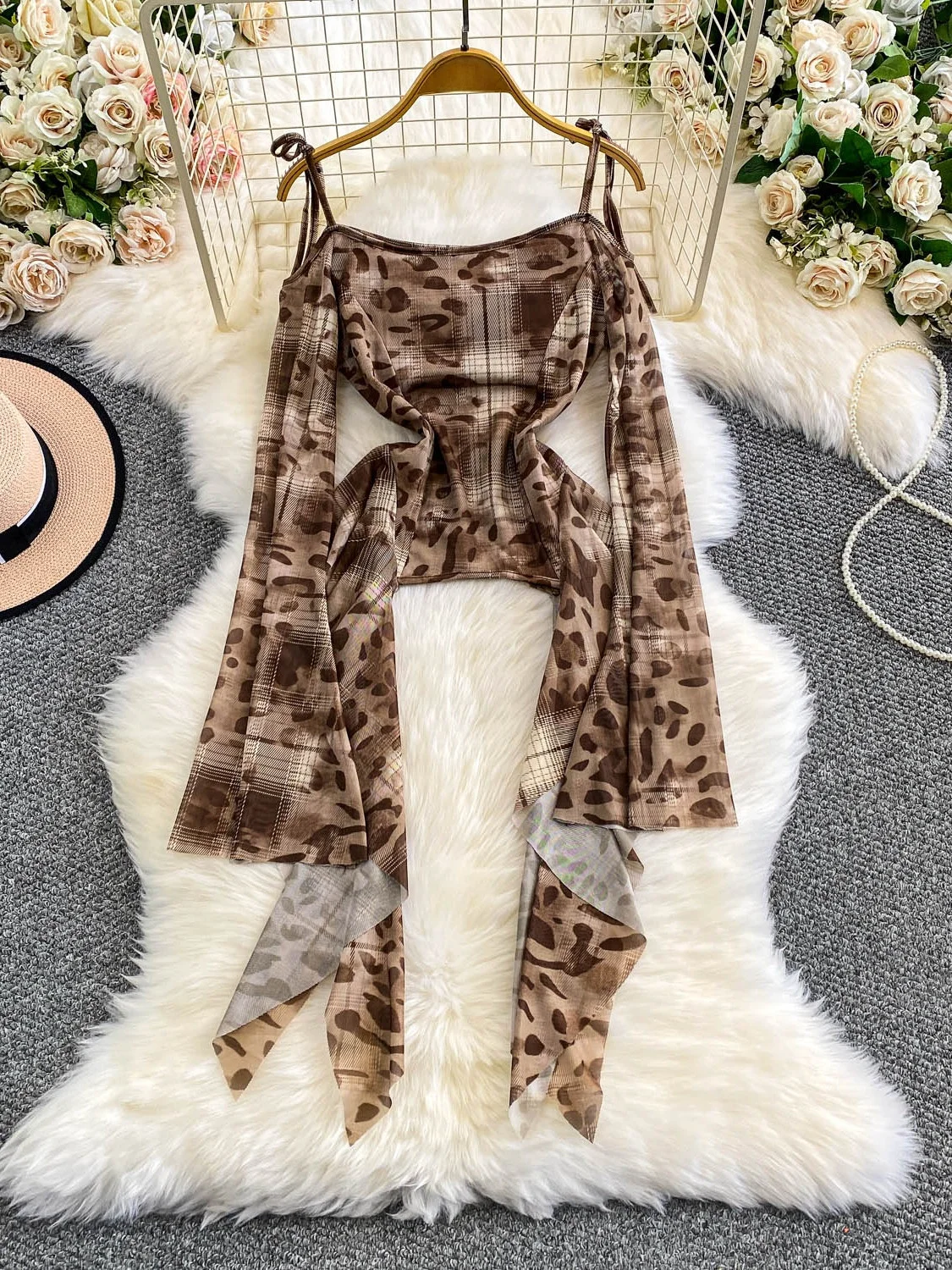 

Сексуальная расклешенная футболка на одно плечо с пряными плечами для американских девушек, женская осенняя футболка с принтом, тонкий асимметричный топ Sa