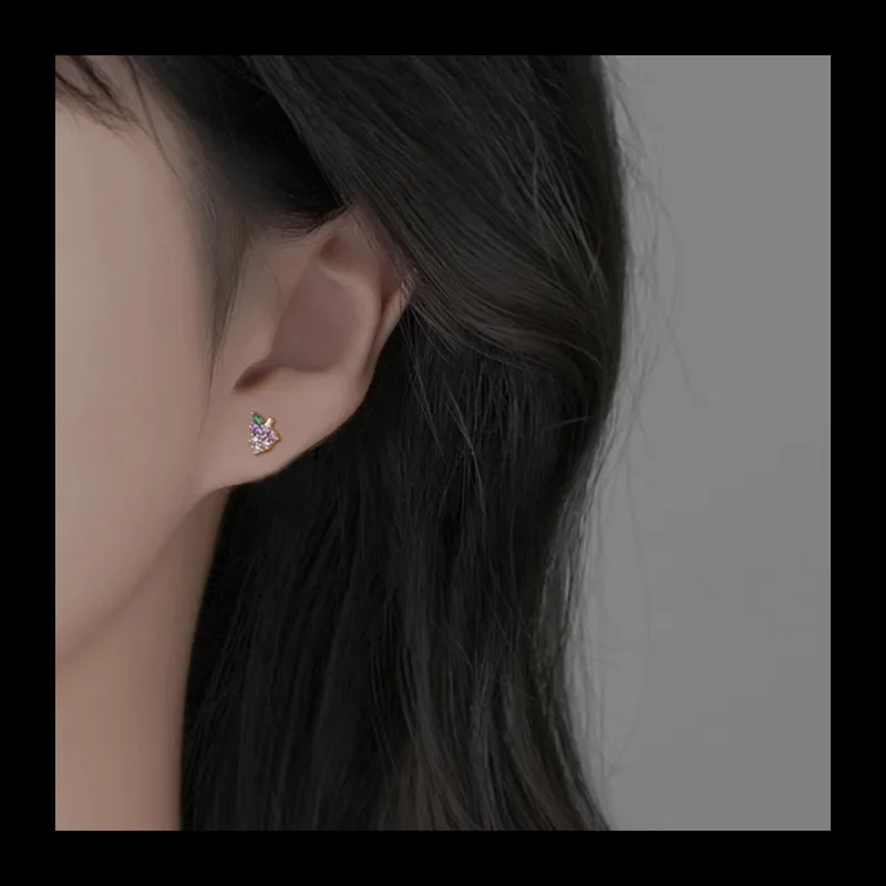 اليابانية "البنفسجي الحلو النبيذ" كريستال واضح عنب صغير S925 الفضة مطلي مطلية بالذهب وأقراط أقراط بيضاء لطيفة