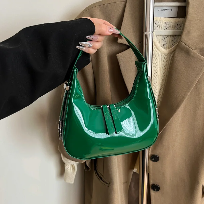Nowa damska torebka na wiosnę i lato 2025, mała designerska torebka na ramię z lakierowanej skóry, modna torebka pod pachę.