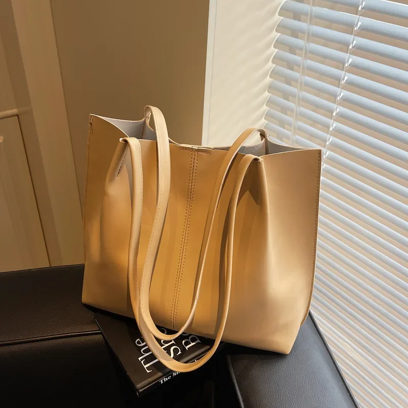 Premium retro large capacity tote bag fashionable retro commuter bag