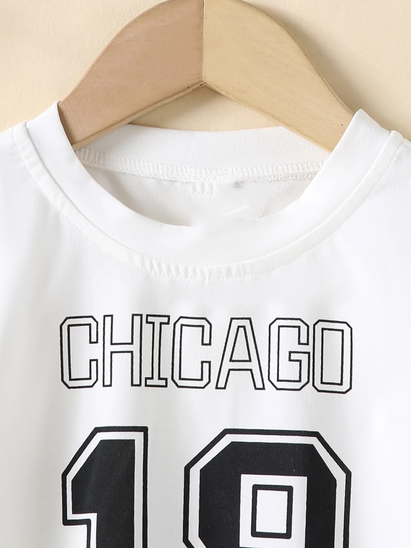 تي شيرت صيفي قصير للفتيات مكون من قطعتين برقبة دائرية ومطبوع عليه حروف بلون سادة وتنورة مطوية على طراز الكلية