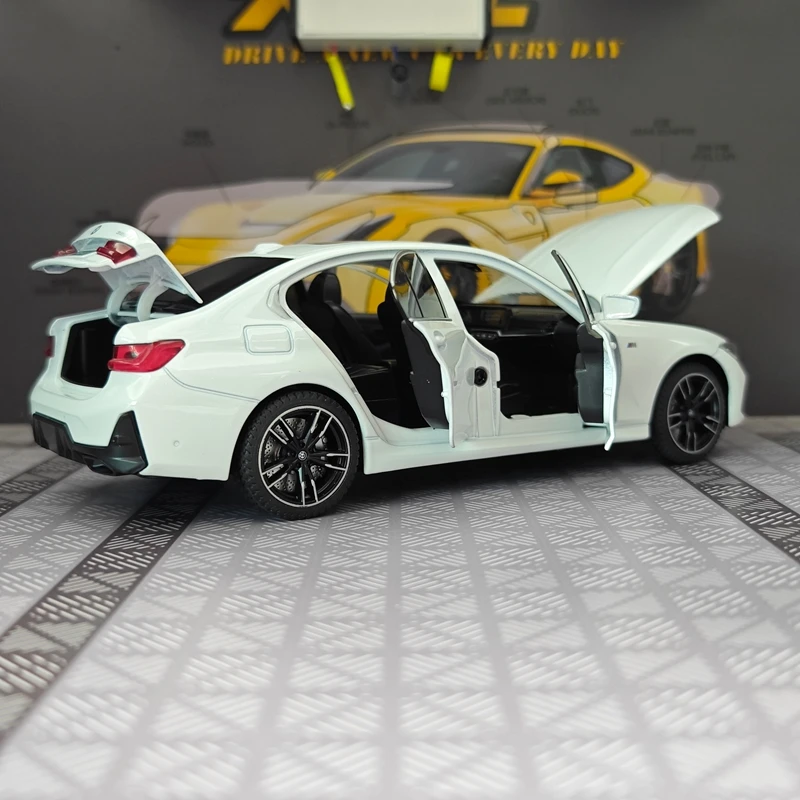 

1:24 Simulated BMW 325li alloy sedan model doors that can be opened has simulated sound and lighting functions, rich details