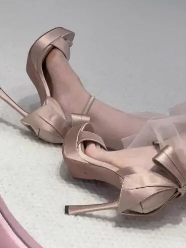 

Новые женские летние сандалии цвета шампанского, черного шелка с большим узлом-бабочкой на спине, одна линия, пряжка на щиколотке, ремешок на шпильке 12 см