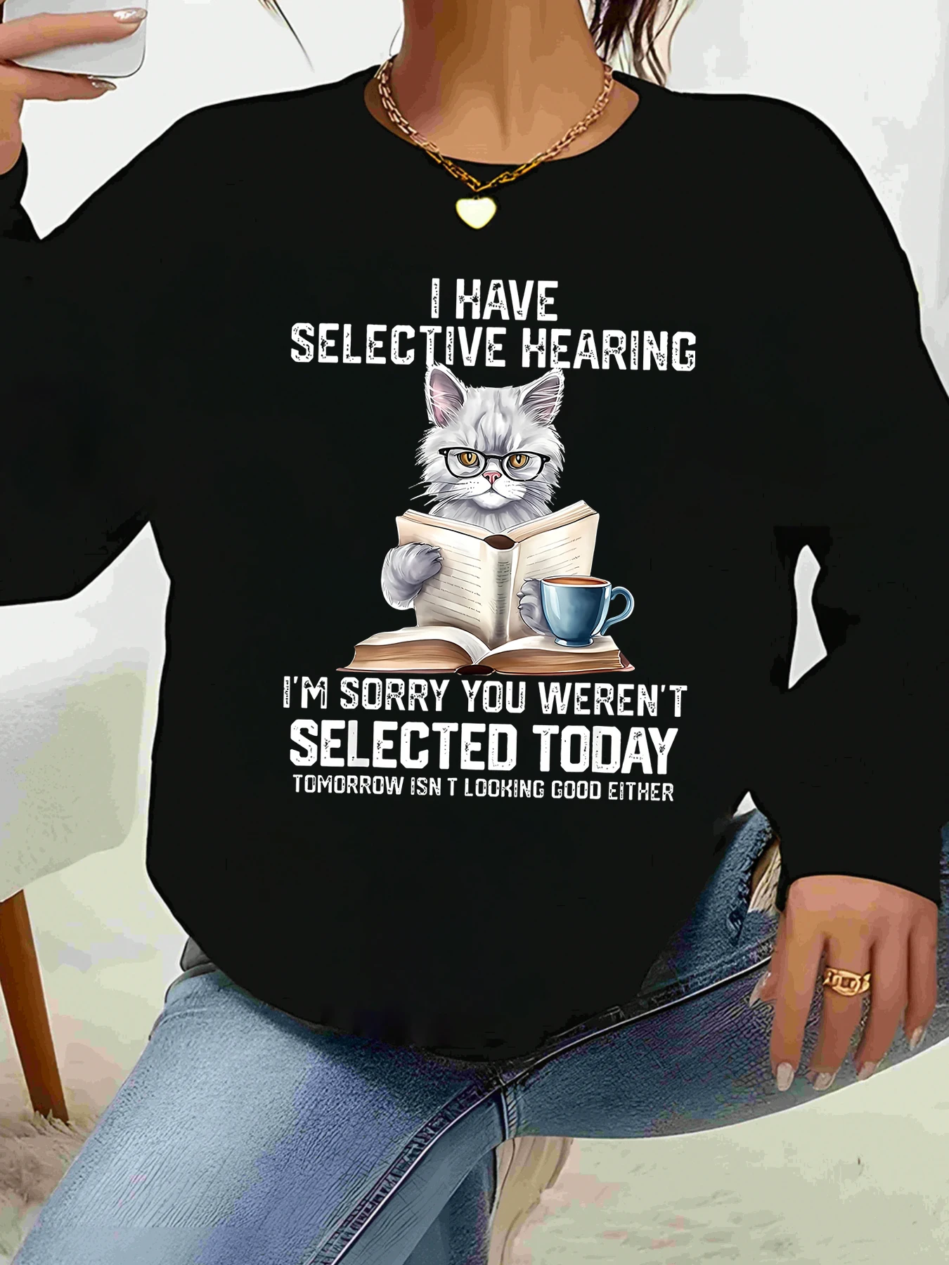 

Кошка для чтения книг и кофе, селективная рубашка с длинными рукавами, повседневная одежда для женщин в доме или офисе