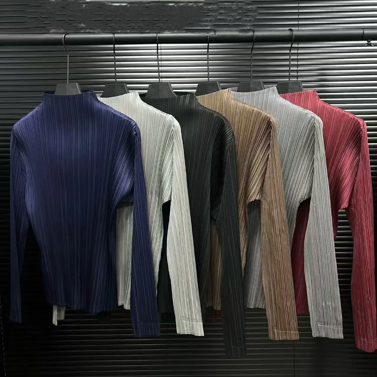 

Miyake Fold 2025 Spring and Autumn Design Feel Fold Top Women's Fashion Simple Folding Versatile Slim Fit Long Sleeve T-shirt