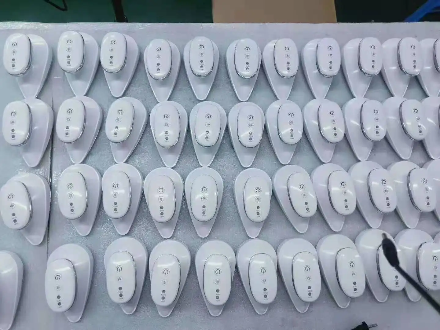 Tragbares Haut-Eisen-Gesichtsmassagegerät, Mikrostrom, Bio-Lift, Vibration, rotes Infrarot-Schönheitsgerät