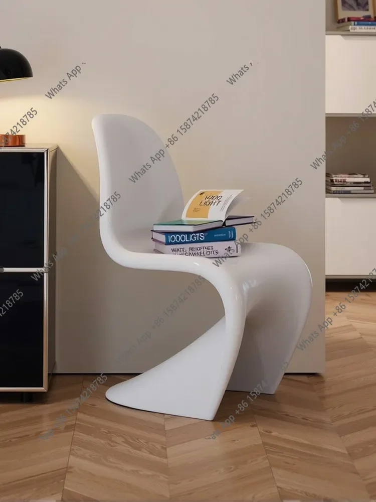LZ Minimalist plastic chairs can be stacked with thick dining chairs, light luxury backrests, high-end Pantone chairs
