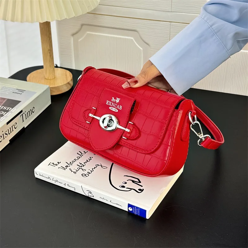 2025 حقيبة كروس جلدية نباتية للنساء نسيج حصاة محفظة مربعة صغيرة حزام قابل للتعديل حقيبة كتف متعددة الاتجاهات