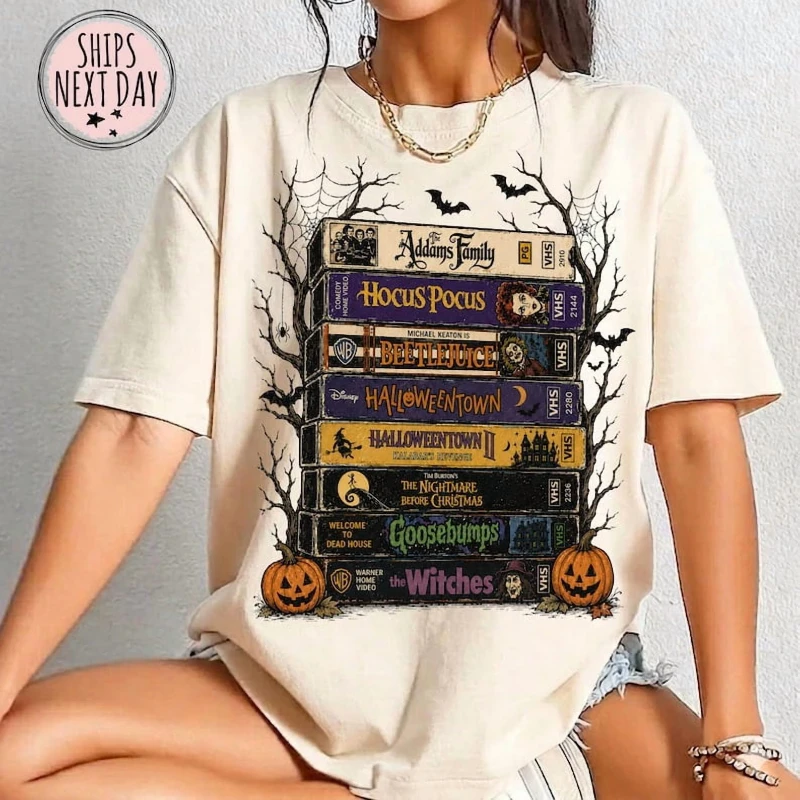Vintage Halloween VHS Stack T-Shirt – Retro Spooky Season Shirt, Geschenk für Horrorfilm-Liebhaber, 90er Jahre Nostalgie T-Shirt – Detail 6