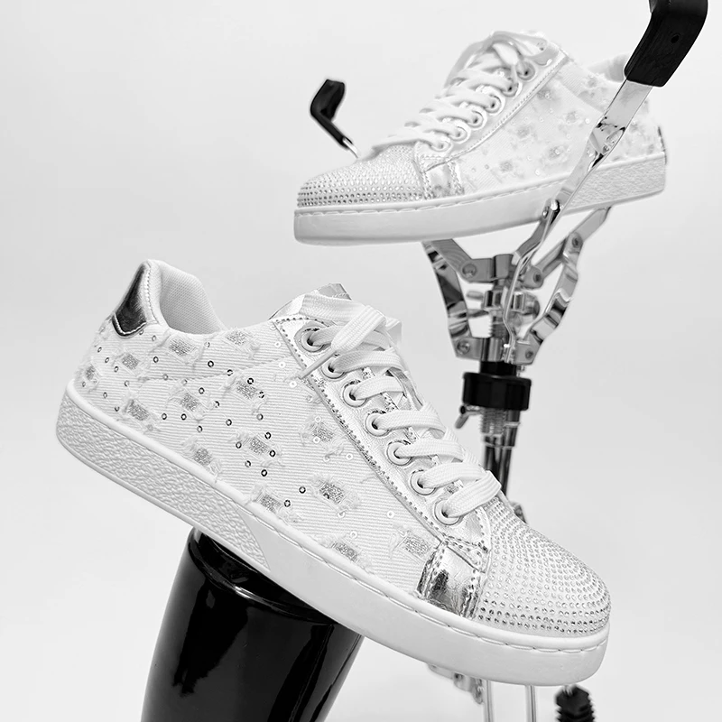 

2025 модная повседневная мужская обувь для скейтбординга, прогулочные кроссовки Zapatillas De Hombre, дизайнерская обувь с заклепками, мужские белые парусиновые кроссовки, мужские