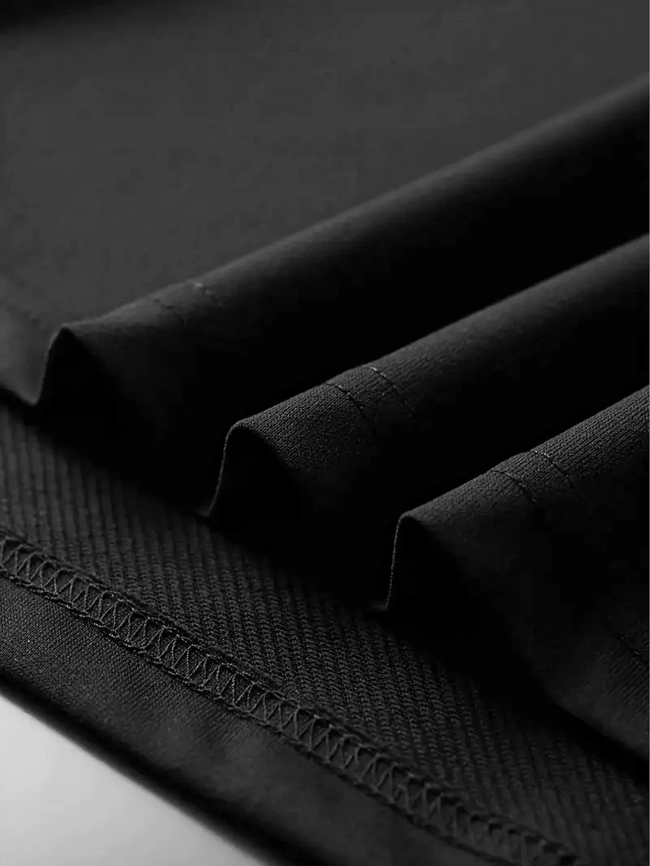 تي شيرت رجالي كاجوال برسومات قطنية مريحة ورقبة دائرية باللون الأسود مع طباعة كوكب الفضاء الأبيض مثالي للارتداء الكاجوال