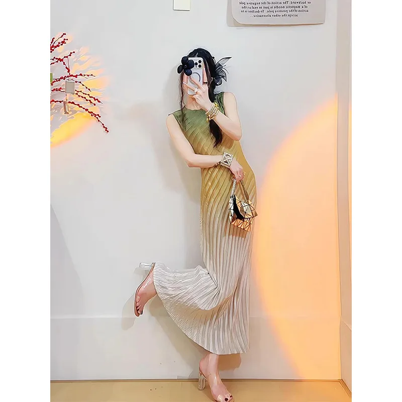 

Miyake 2025 Summer New Design Fashion Slim Pleated Gradient Colour Hip Women's Dress Round Neck Sleeveless Women's Dresses
