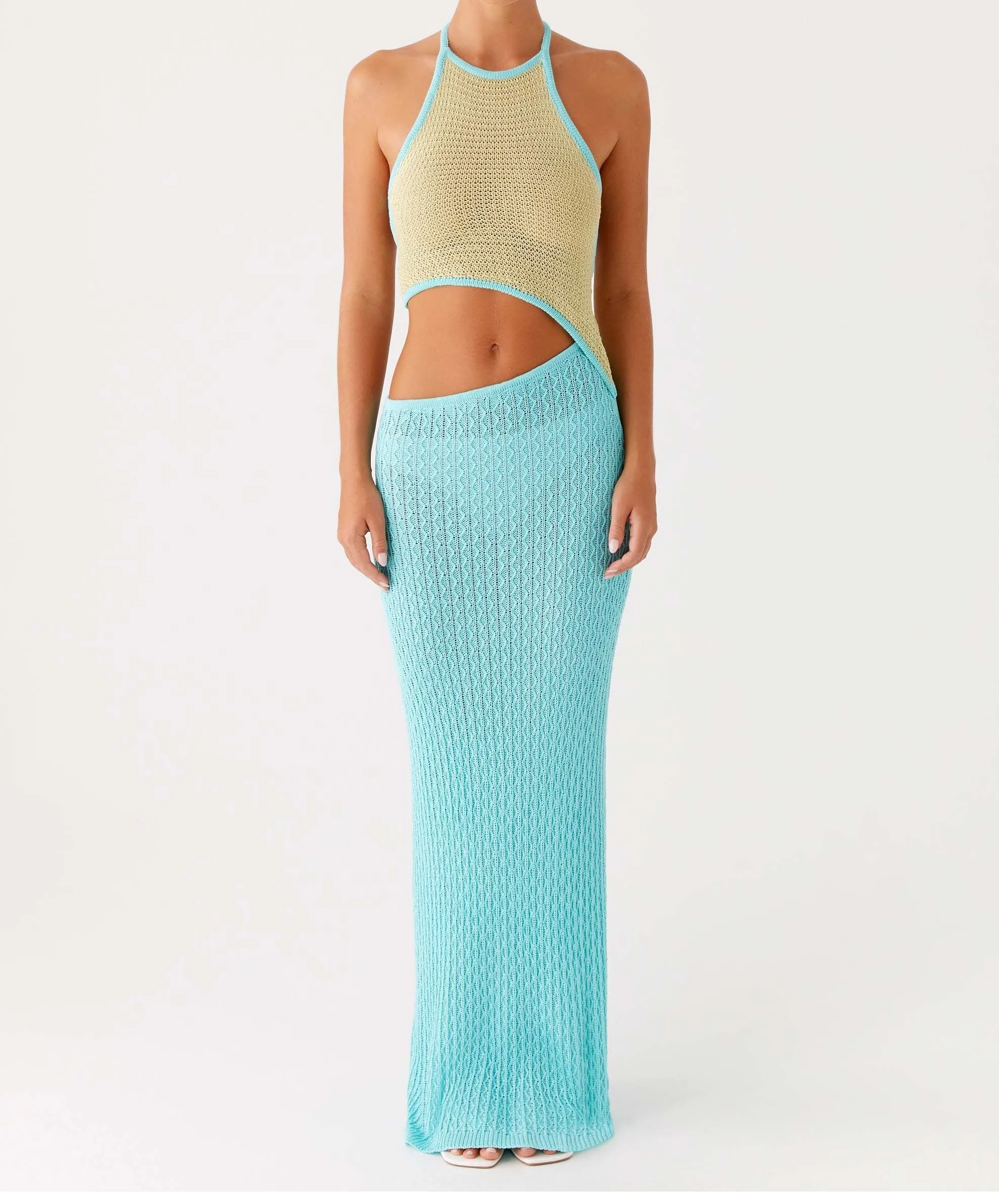 فستان نسائي صيفي طويل بدون أكمام مفتوح الظهر ورقبة رسن وفتحة منسوجة بألوان متباينة على طراز الشارع