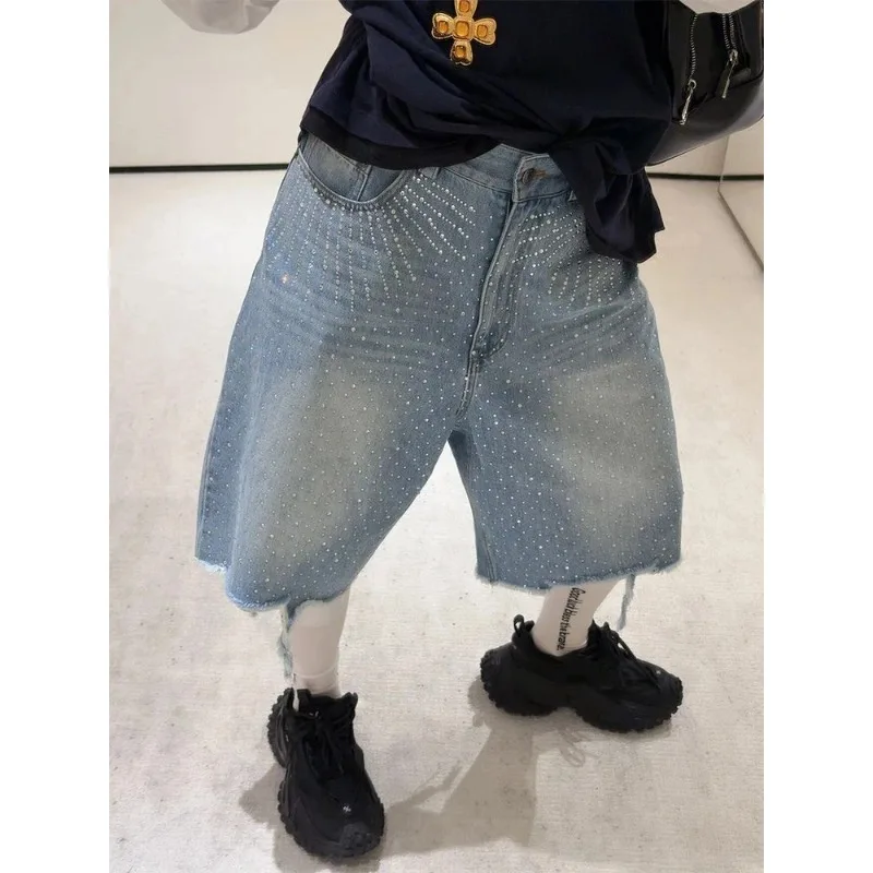 

Женские модные шорты со сверкающими украшениями, летние джинсы длиной до икры для молодых девушек, женские капри с высокой талией, джинсовые брюки с дырками