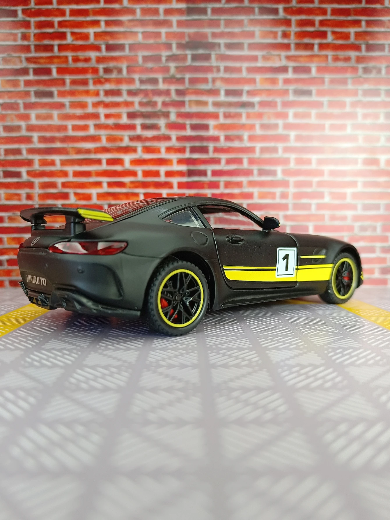 

1:32 Mercedes-Benz GT alloy car model doors and the front hood and trunk door can be opened rich details, fine workmanship