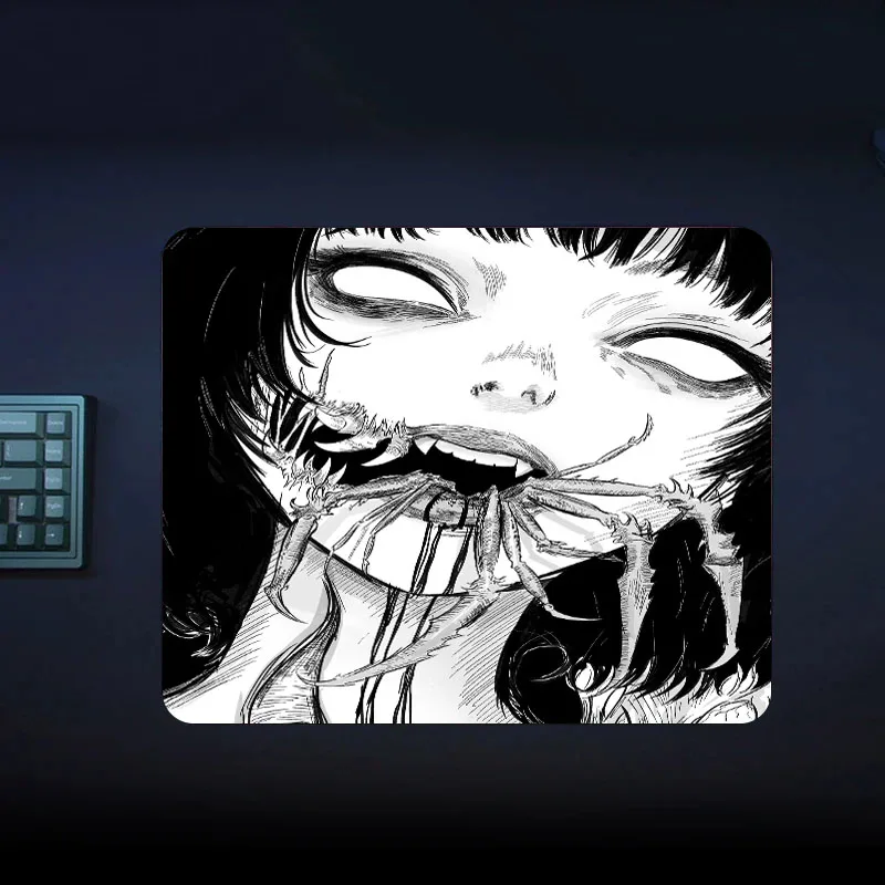 Kleine zwart-wit gaming muismat voor gamers computer antislip rubber mousepad horror anime mat draagbare 25*29 cm 22*18 DIY