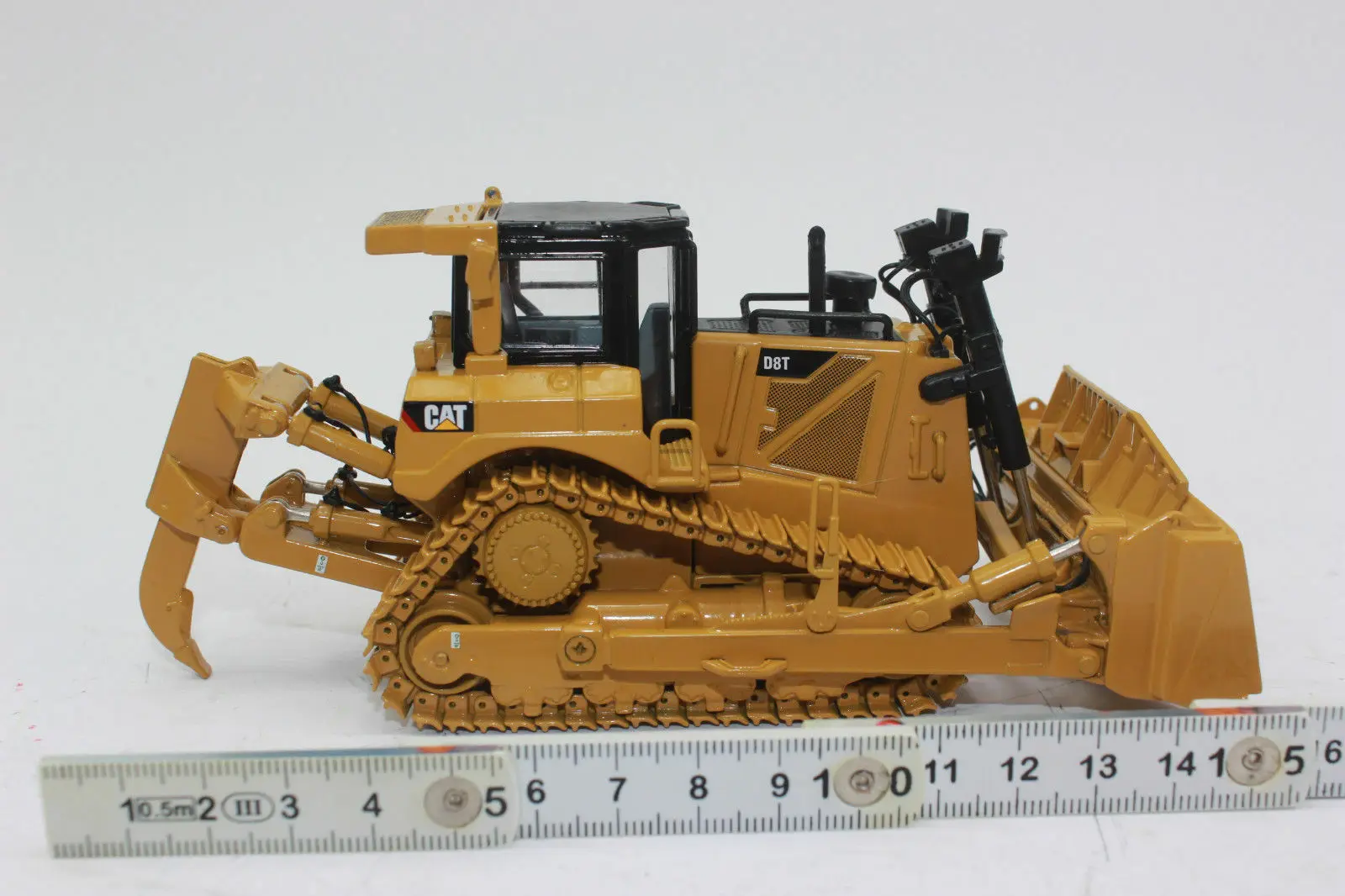 D8T гусеничный трактор, бульдозер, масштаб 1/50 от бренд DIECAST MASTERS DM85566