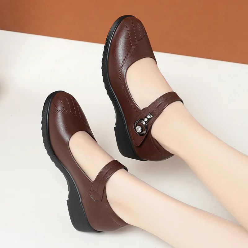 

2026 Women's Wedge Leather Shoes Spring and Autumn Comfort Anti-slip Ankle Strap Casual Office Mom Shoes for Middle-aged Elderly