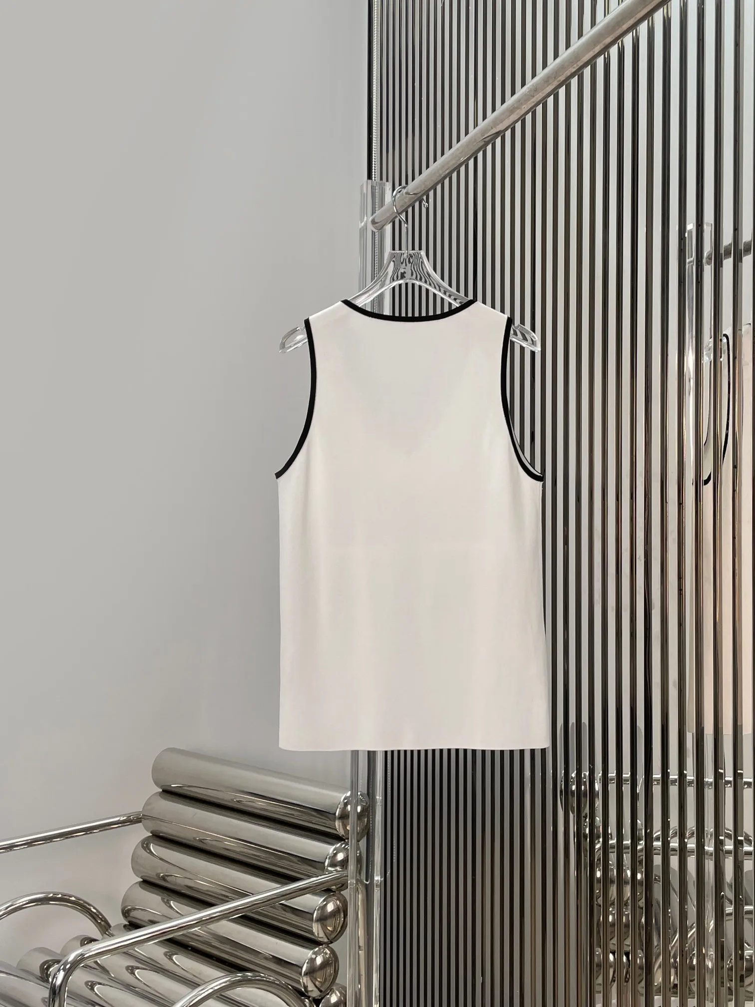 Women's Slim Fit V-Neck Knitted Tank Top Casual Color Block Design Fashionable High Quality Leisure Style Polyester Fiber