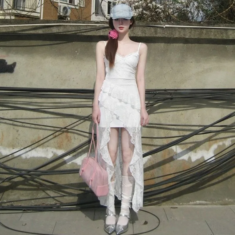 Biała koronkowa sukienka na ramiączkach, letnia, w stylu wróżki, idealna na wakacje nad morzem, asymetryczna długa sukienka.