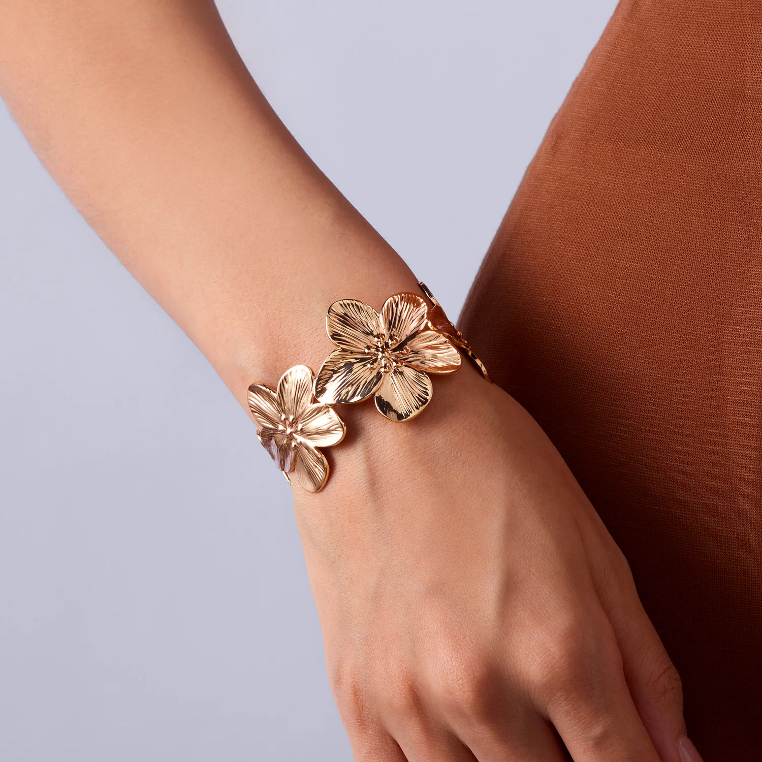 Modisches Vintage-Blumen-Armreif für Damen Trendiger Goldfarben-Metall-Armreif mit breiter Blumenöffnung Eleganter Party-Schmuck – Detail 4